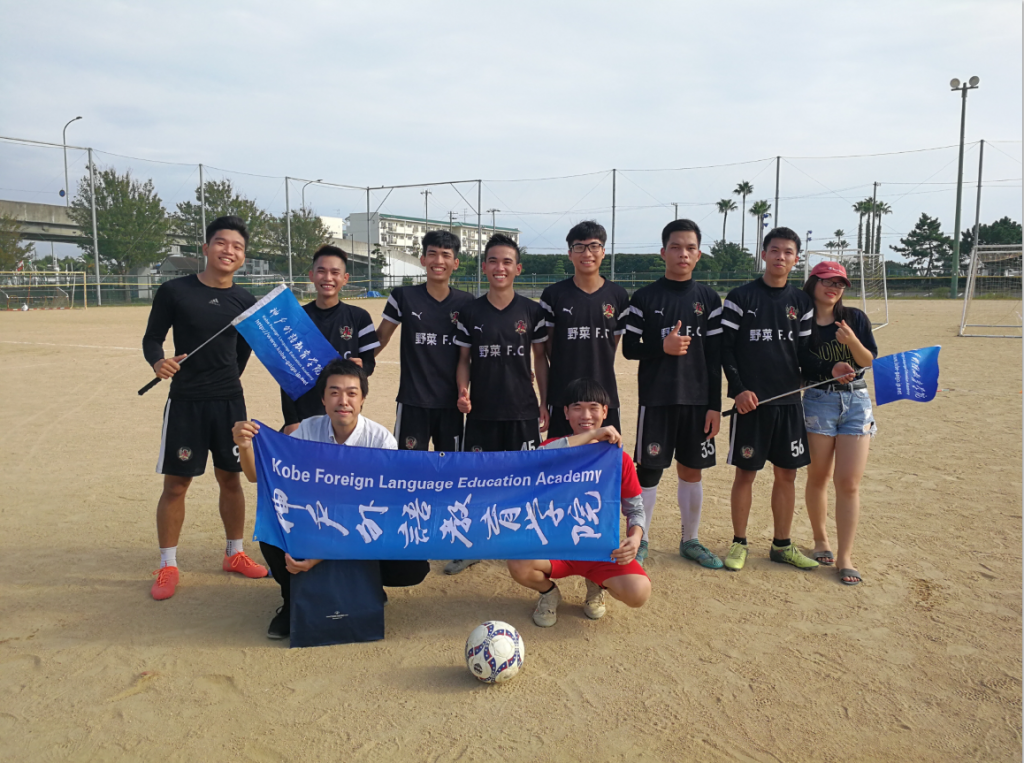 2019年9月27日 神户外语教育学院与东亚经理专门学校举行了足球联谊赛。同学们顶着炎热，不惜挥洒汗水，最终以4：2赢的了比赛。 通过此次交流更加增进了学校之间的感情，同学们也得到了身心放松以及满足。